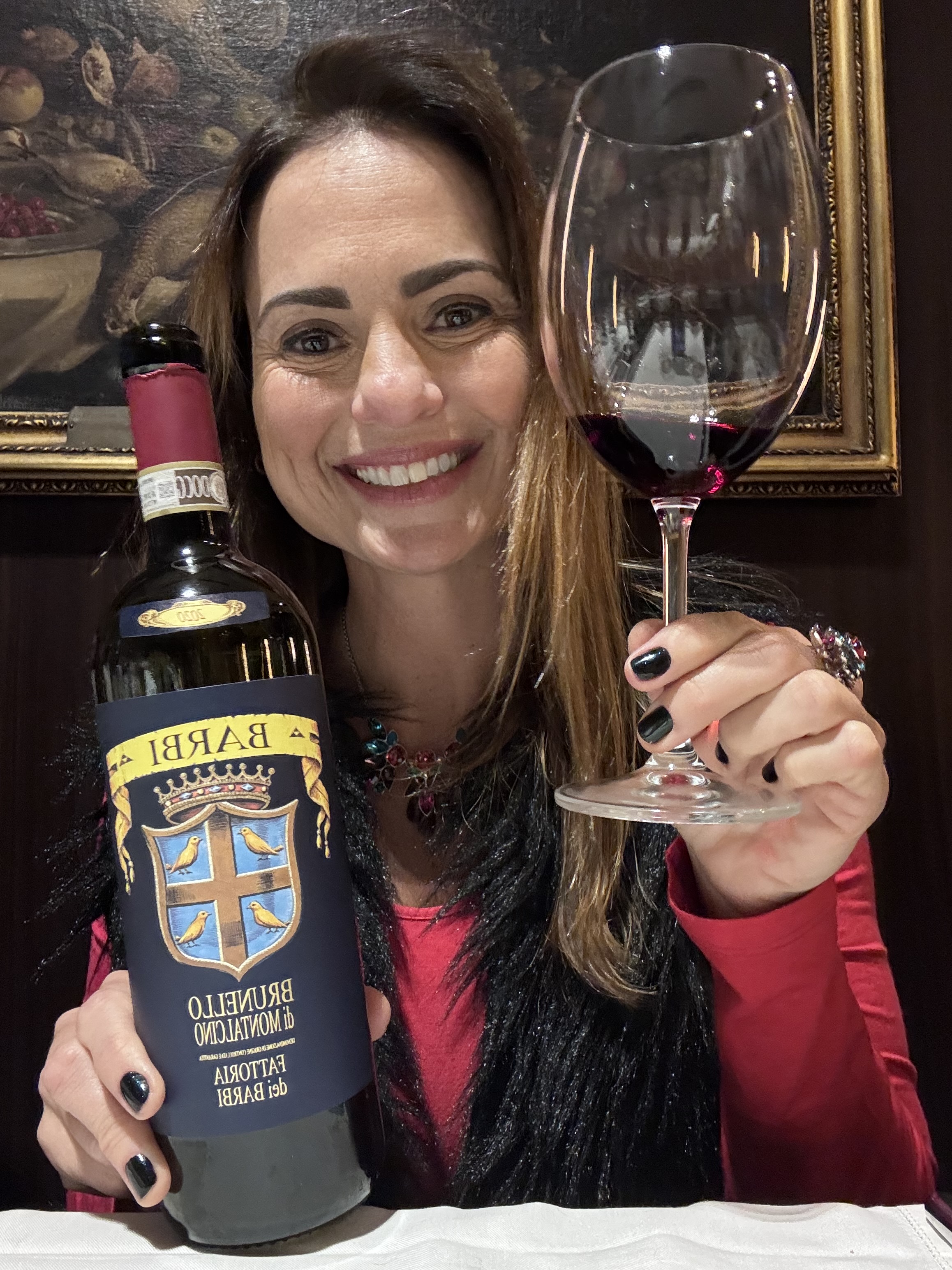 Debora Juneck com garrafa de vinho Brunello