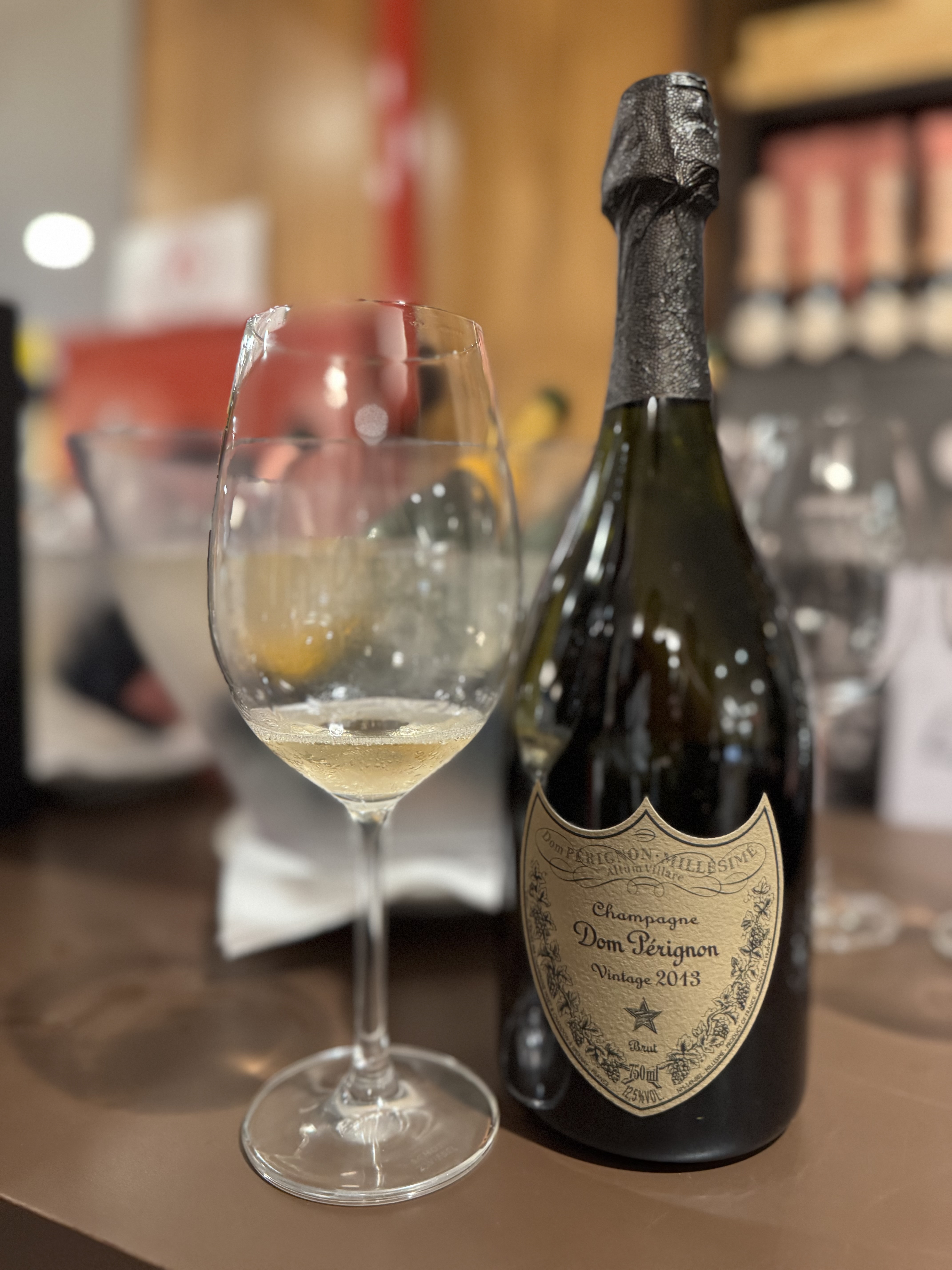Dom Pérignon Vintage 2013 com taça de champanhe
